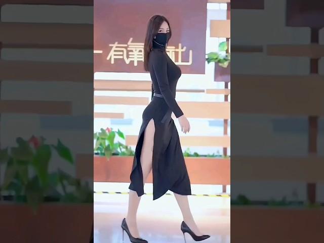 Chinese girl street fashion Beautiful girl #shortsvideo #fashion #mejoreesstreetfashon #uzpoker