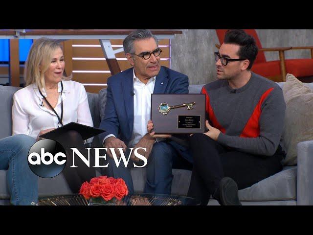 Sara and Michael get the key to Schitt's Creek