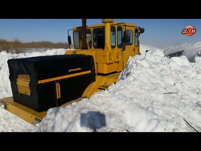 Мощно пробивают снег Кировцы К-700, К-701, МТЗ-1221. Powerful tractors break through the snow