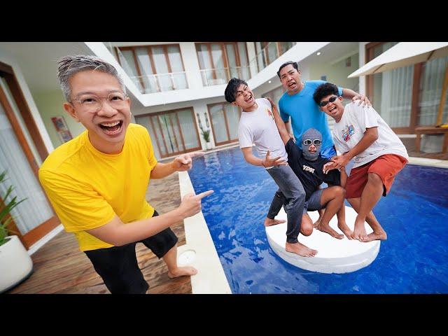 SIAPA BISA BERDIRI TERLAMA DI ATAS KOLAM??!!