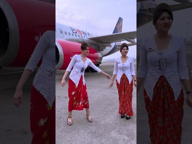 Pramugari2 Cantik Batik Air Indonesia Berpose Bersama di Samping Pesawat