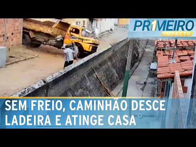 Caminhão perde freio, desce ladeira e invade casa na Bahia | Primeiro Impacto (25/07/24)
