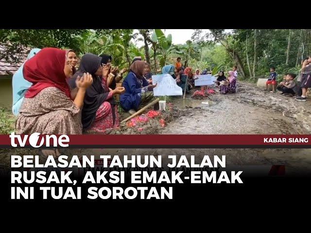 Protes Jalan Rusak Tak Diperbaiki, Emak-emak Buat Gundukan Seperti Kuburan | Kabar Siang tvOne