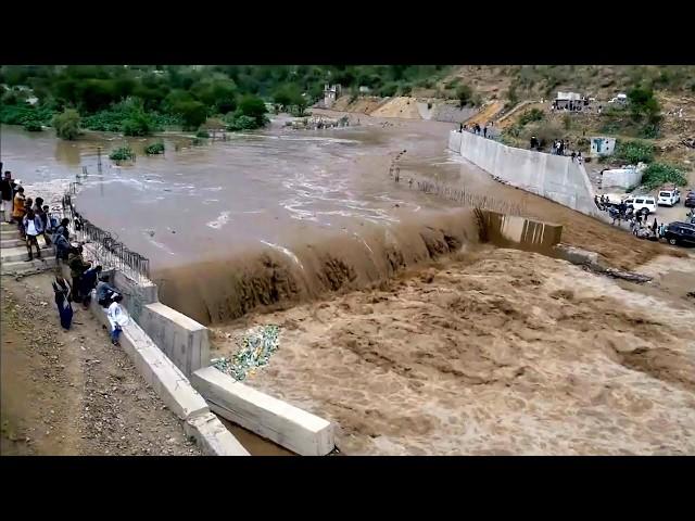 Flash flood first wave to dam flooding