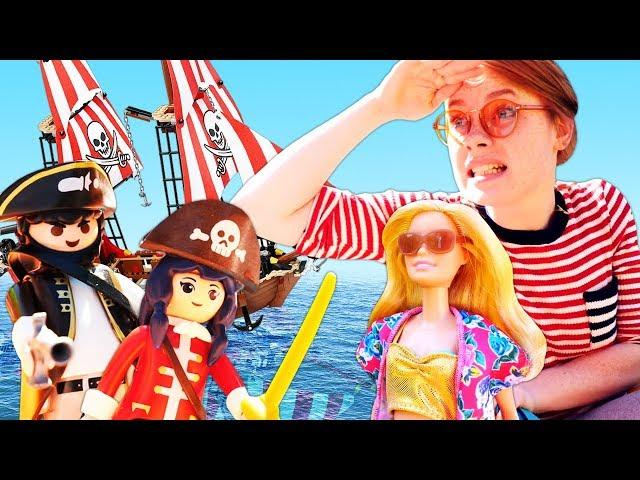 Spaß am Strand. Barbie gegen die Piraten. Video mit Irene und Barbie