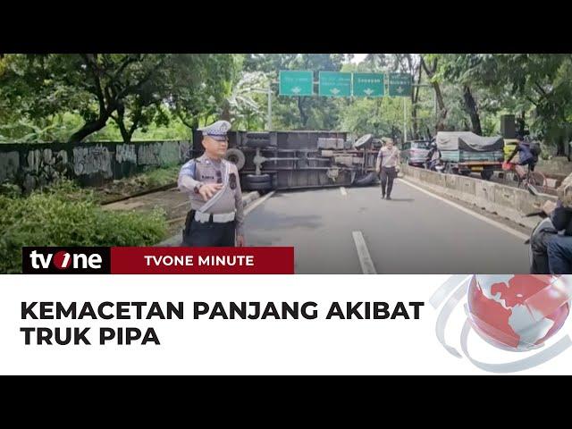 Truk Sambungan Pipa Tergelincir, Picu Kemacetan 3 km di Kebayoran | tvOne Minute