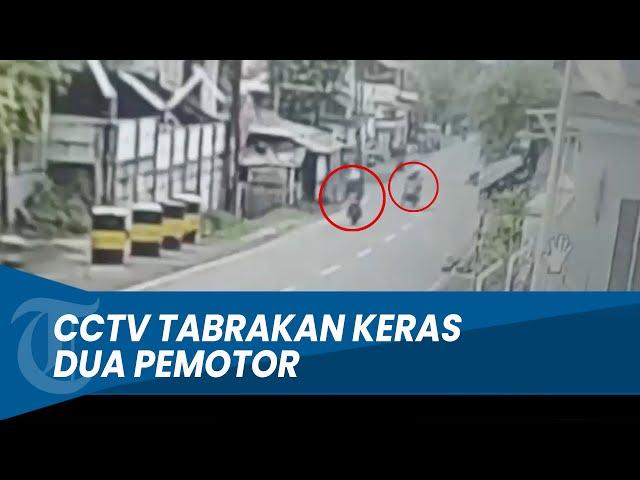 DETIK-DETIK Tabrakan Keras Dua Pemotor saat Menyebrang