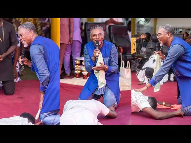 You can’t hold your tears  after watching this deep worship by Apostle Abraham Lamptey