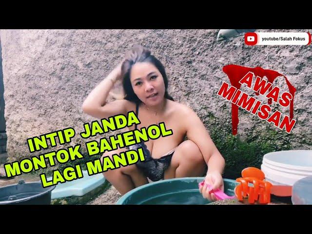 Nemenin Janda Montok Bahenol Mandi Di Samping Rumah