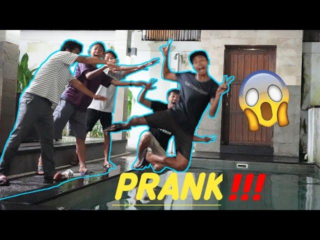 MAIN SEMBUNYI SEMBUNYIAN DIVILLA / PRANK TIM KITA CEBURIN KEKOLAM RENANG! | Mikael TubeHD