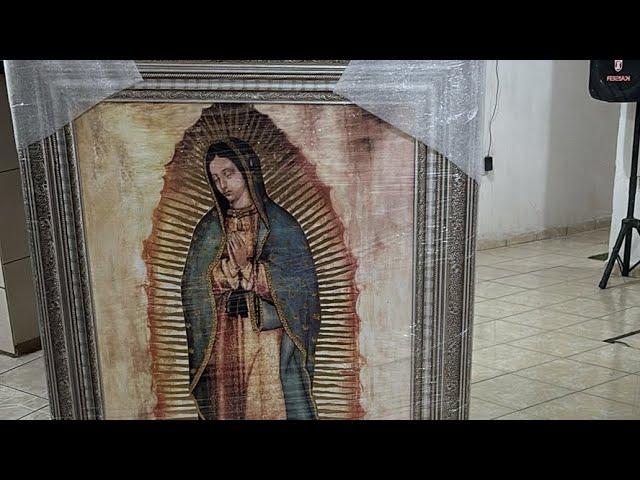 Acompáñame acomodar mi virgencita de Guadalupe.￼