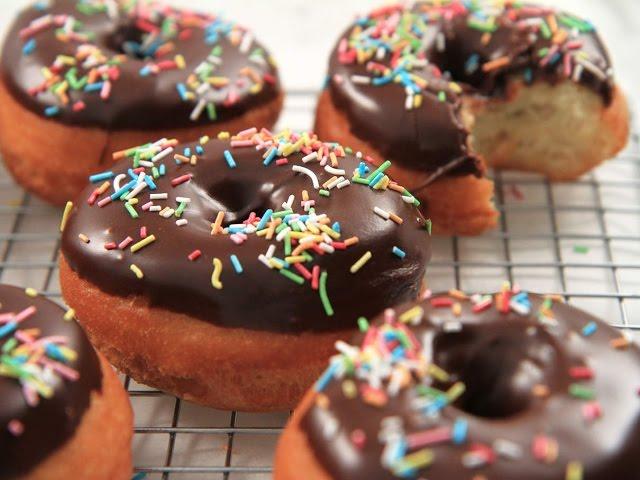 Roy Fares doughnuts med chokladglasyr - Köket