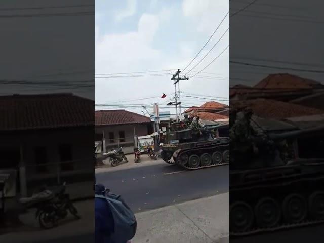 Tank AD lepas kendali tabrak gerobak dan  motor parkir