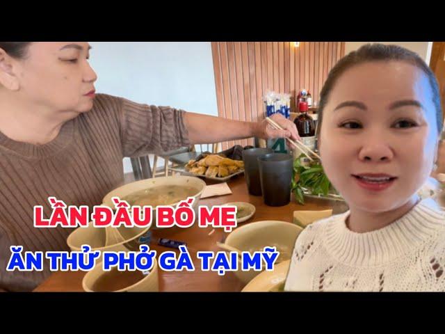 Lần Đầu Bố Mẹ Ăn Thử PHỞ GÀ TẠI MỸ, Đưa Bố Mẹ Đi Trải Nghiệm ẨM THỰC QUANH KHU MÌNH SỐNG