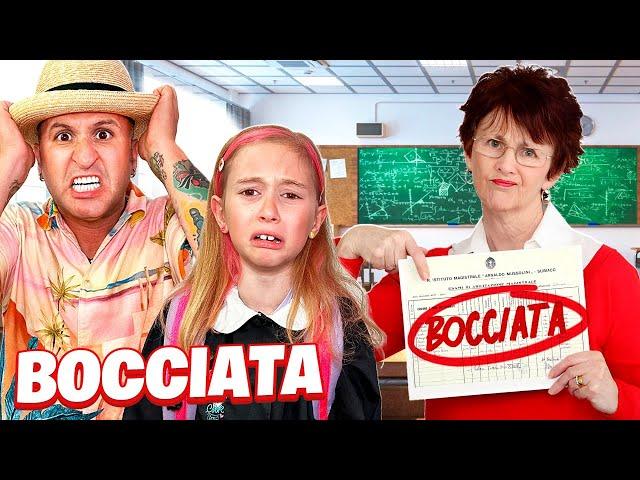 PAPÀ SALVO SCOPRE CHE GIORGIA È STATA BOCCIATA L'ULTIMO GIORNO DI SCUOLA E SVIENE!