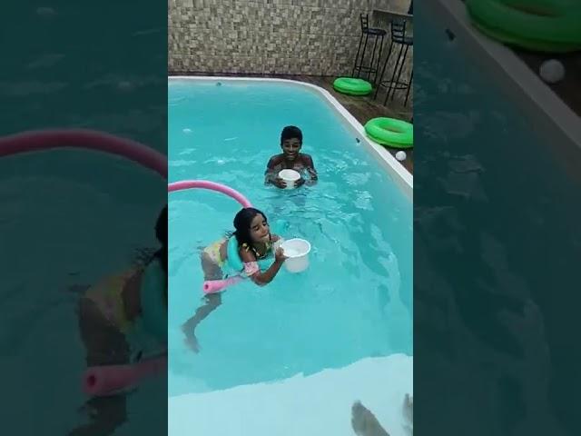 Guerra de balão d'água na piscina  #short