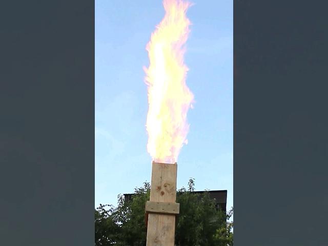 Raketenflamme durch Kamin aus Holz!