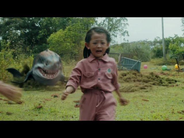 The little girl swung on the swing, and a big shark that could walk suddenly came out of the soil!