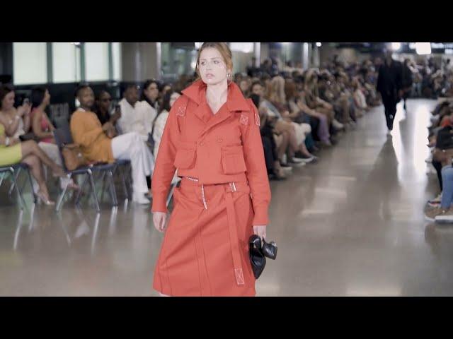 London fashion Week 2023 by Fashion show live - Slow motion catwalk model 18