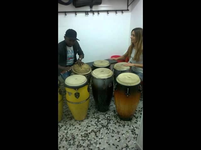 Liviana Ferri e Julio Molina tocar juntos en la escuela de baile Cubanyando