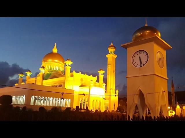 Walking Around Omar Ali Saifuddien Mosque