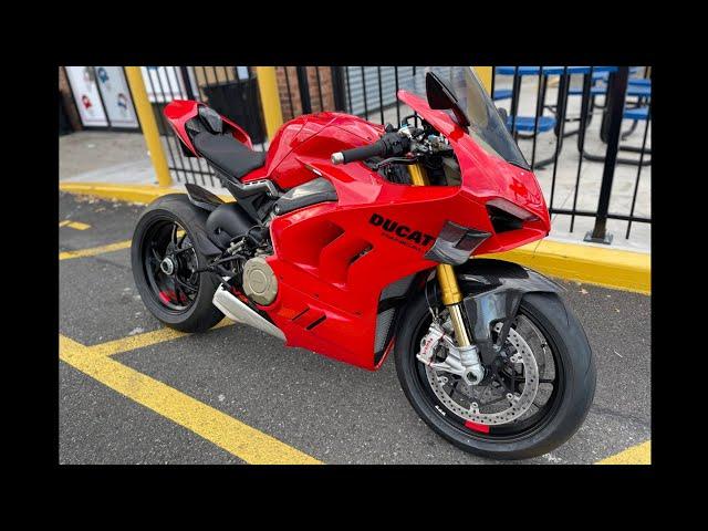 Ducati Panigale V4S - with @V4evocom carbon mods