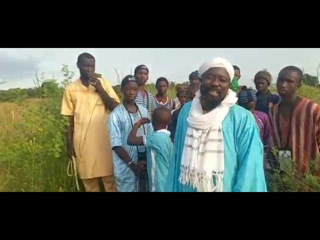 Oustaze ibrahima niang  en promenade  dans  la forêt  de Bagdadje à gambie   avec  ses talibé