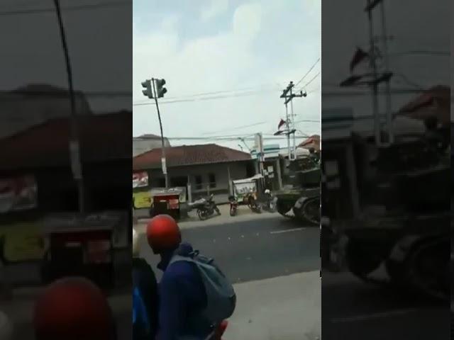 TANK LEPAS KENDALI. TABRAK GEROBAK DAN MOTOR