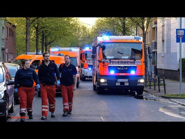 FEUER 2Y - Eintreffen der Löschzüge Berufsfeuerwehr Köln am Einsatzort