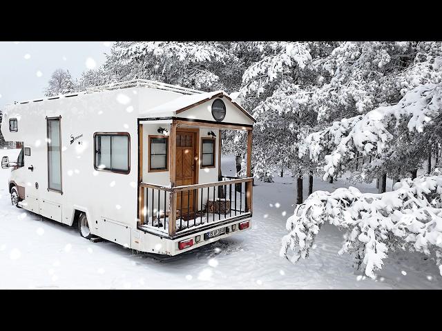 CAMPING IN THE COMFORT OF HOME WITH A TRUCK CARAVAN IN HEAVY SNOW