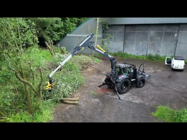 An awesome forestry setup! Valtra T234 equipped with a Cranab EC10 crane and a GMT035 #grapplesaw