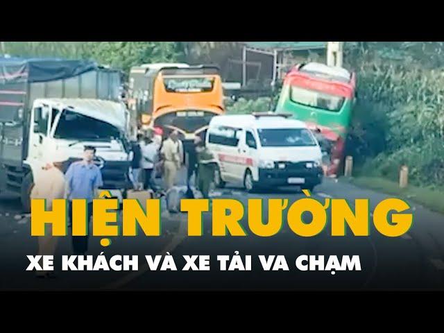 Hiện trường ngổn ngang xe khách và xe tải va chạm trên đường Hồ Chí Minh