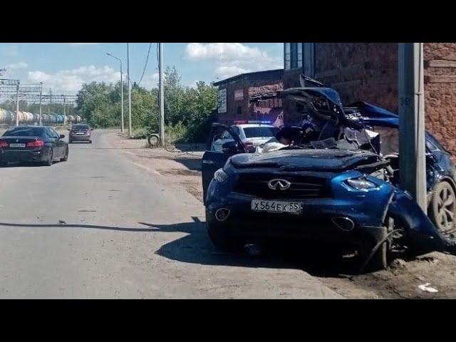 На Infiniti в столб: пьяная компания попала в смертельное ДТП в Омске