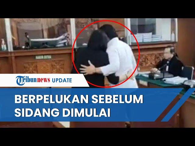 Video Momen Ferdy Sambo & Putri Candrawathi Kembali Pamer Kemesraan, Pelukan sebelum Sidang Dimulai