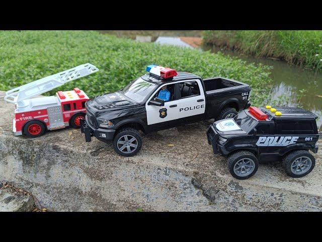 Unboxing Mainan Mobil Polisi
