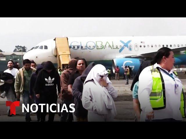 Guatemaltecos deportados critican haber viajado encadenados "como maleantes" | Noticias Telemundo