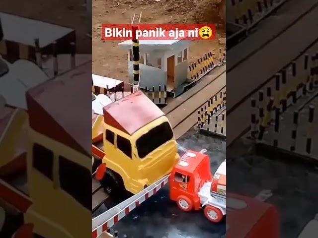 Detik detik kereta tabrak mobil , versi miniatur #shorts #keretaapi #mainankeretaapi #mainanmobil