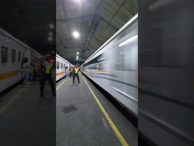 Momen super ngebut KA. Argo Sindoro di stasiun Pemalang