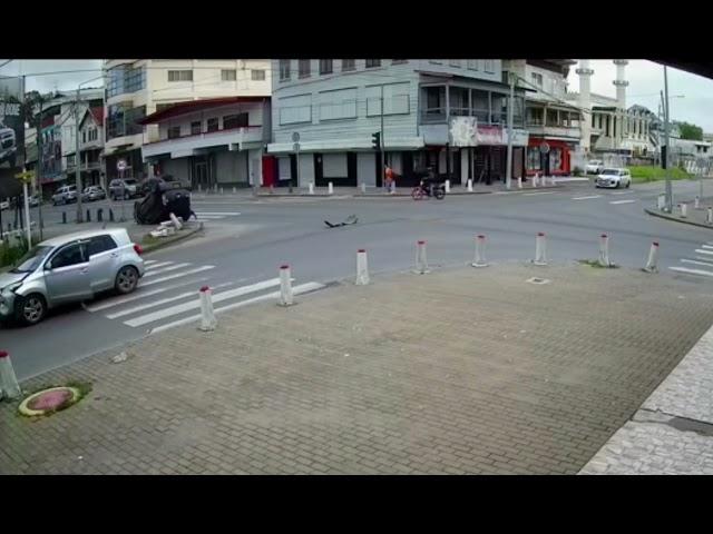 Aanrijding Op De Bekende Kruising Van Zwartenhovenbrug- en Keizerstraat | Suriname Today