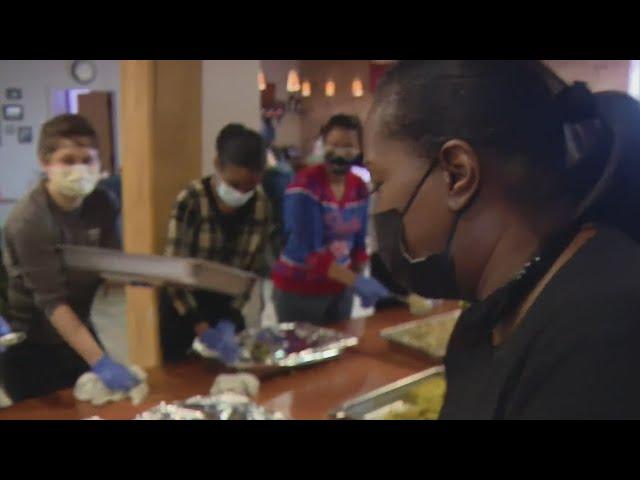 Nonprofit hands out 700 turkey dinners to Chicago seniors