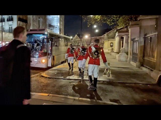 RARE SIGHTING: OFF DUTY KING’S GUARDS BOARD BUS IN THEIR UNIFORMS!