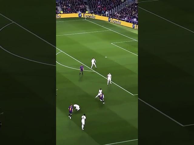 Messi nutmegs 