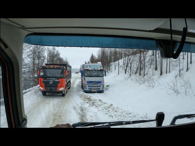 Конец апреля, а мы выбираемся из снежного плена.Нагорный Якутия.VOLVO FH 540