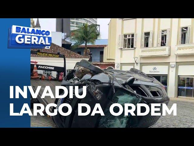 Carro invade Largo da Ordem, tomba e motorista desaparece de madrugada