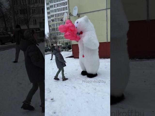 Парень не растерялся когда увидел его. В 10 лет не часто так встречают. 