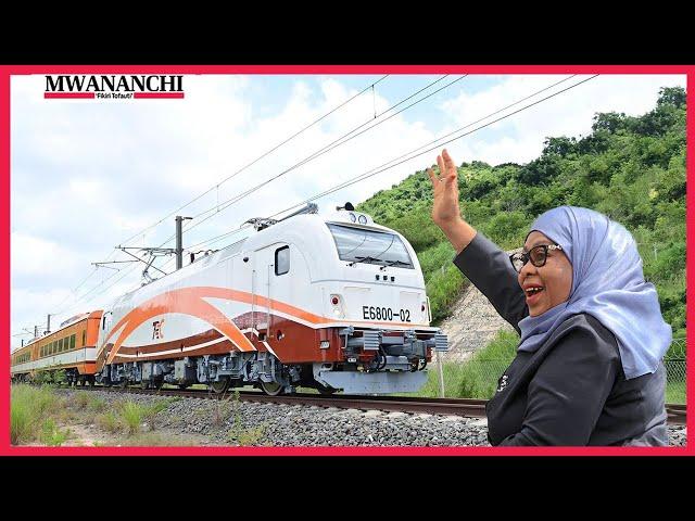 #LIVE RAIS SAMIA AKIZINDUA RASMI MRADI WA MKAKATI WA TRENI YA UMEME SGR DAR - DODOMA