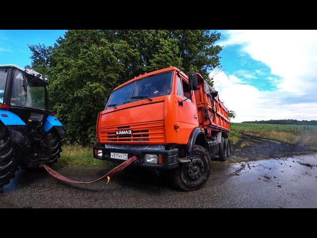 МТЗ 82 тянет КАМАЗ из грязи. MTZ 82 pulls out of the mud KAMAZ