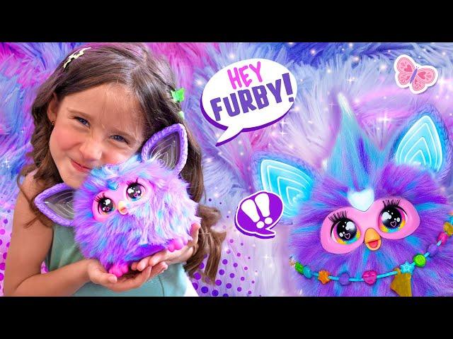 Saritah Bebe conoce a su nuevo mejor amigo FURBY