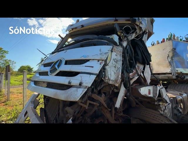 Ônibus e carreta colidem na BR-163 em Sorriso; 14 socorridos