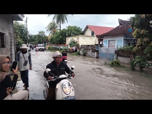 NYONGKOLAN SAAT BANJIR